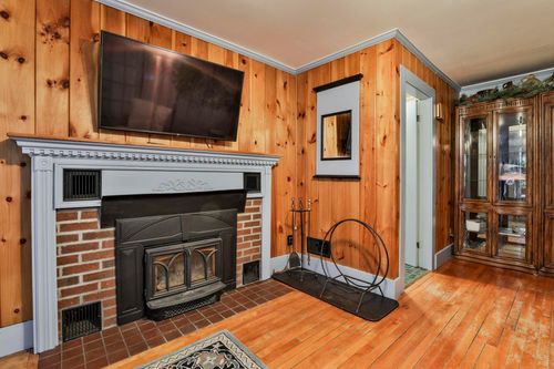 366 Nashua St, Milford, NH, 03055-4911 | Card Image