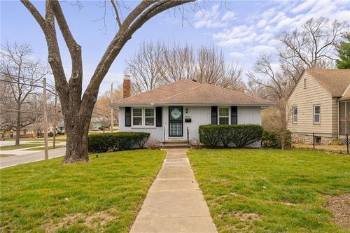 8830 Ivanhoe Trl, Kansas City, MO, 64131-2958 | Card Image