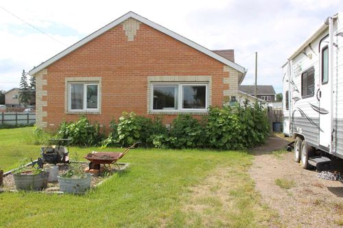 324 2nd Street, Shaughnessy, AB, T0K2A0 | Card Image