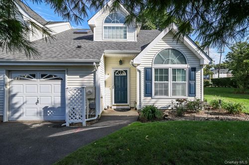 4 Joyces Way, Bay Shore, NY, 11706-8953 | Card Image