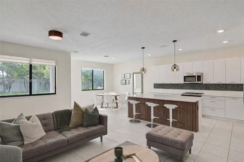 f-109-8001 Nw 41st St, Doral, FL, 33166-6268 | Card Image