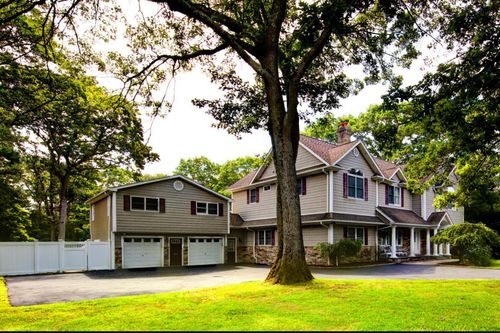 97 Chestnut St, Mount Sinai, NY, 11766-2326 | Card Image