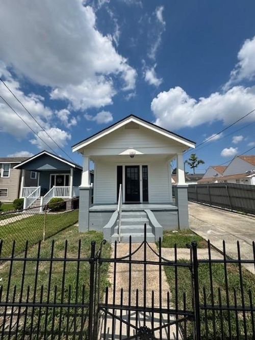 1011 9th St, Gretna, LA, 70053-6201 | Card Image