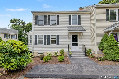 2-2 Castle Meadow Dr, Pawcatuck, CT, 06379-1989 | Card Image