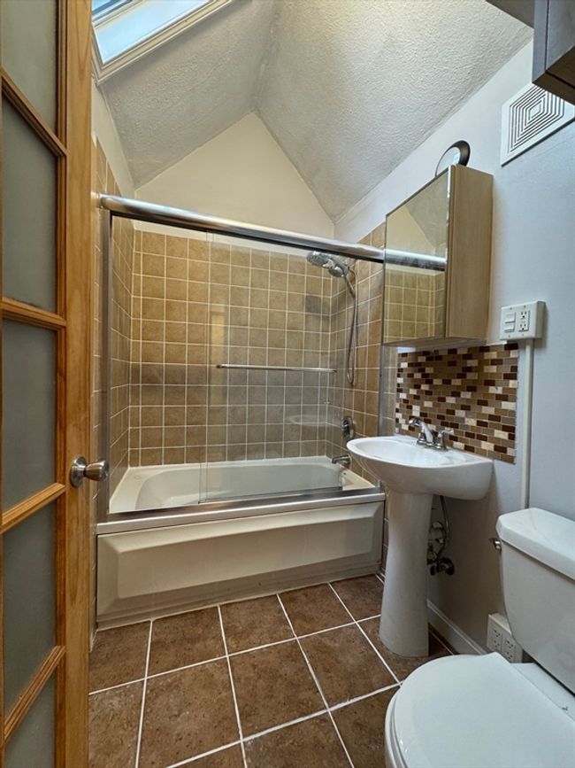 APT-2 - 39 Oakwood St, Condo with 4 bedrooms, 2 bathrooms and null parking in Boston MA | Image 11