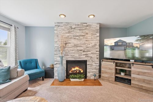 4900 Meadow Crest Cir, Holly, MI, 48442-9361 | Card Image