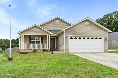 123 Silver Queen Ln, Richlands, NC, 28574-8437 | Card Image