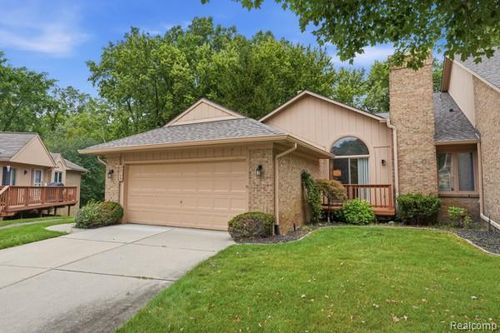 29-22100 River Ridge Trl, Farmington Hills, MI, 48335-4667 | Card Image