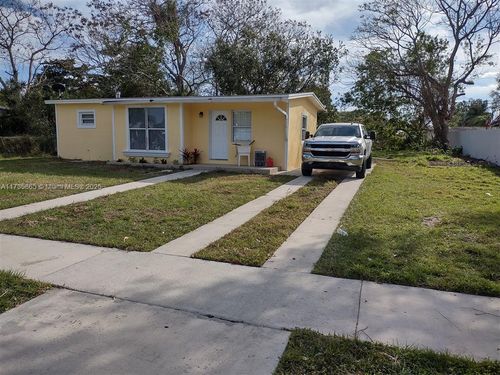 142 Se Castana Ct, Port St. Lucie, FL, 34983-8425 | Card Image