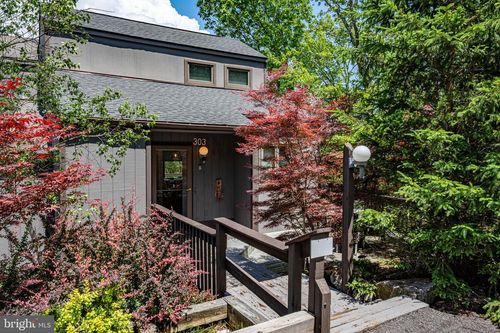 303 Cross Country Ln, Tannersville, PA, 18372-7897 | Card Image