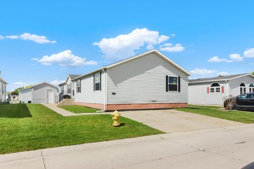 1827 Magnolia St, Newport, MI, 48166-8817 | Card Image