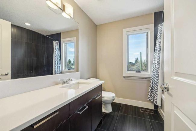 1721 44 Avenue Sw, Home with 4 bedrooms, 3 bathrooms and 2 parking in Calgary AB | Image 24