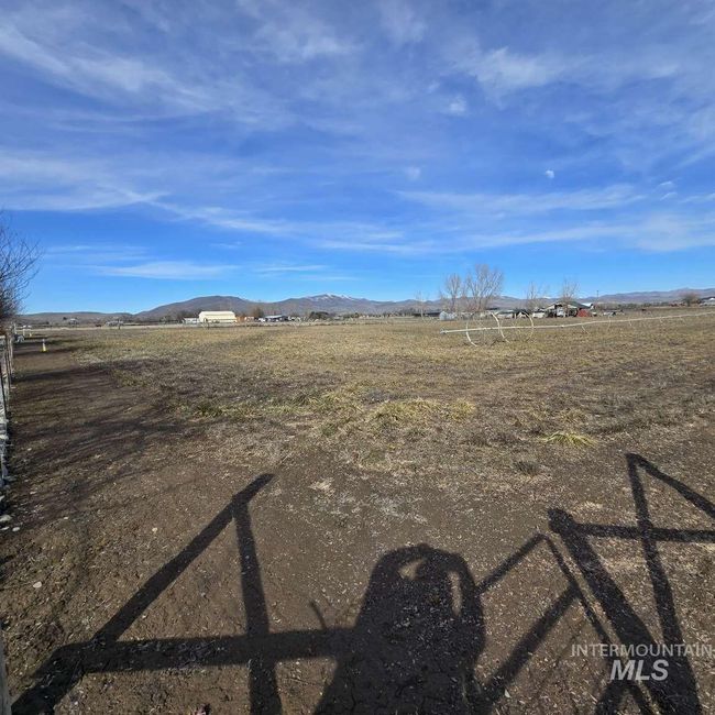 View of yard featuring a mountain view and a view of countryside | Image 32