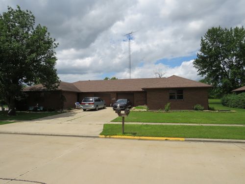 303-301-303 Carriage Dr, Morris, IL, 60450-1084 | Card Image