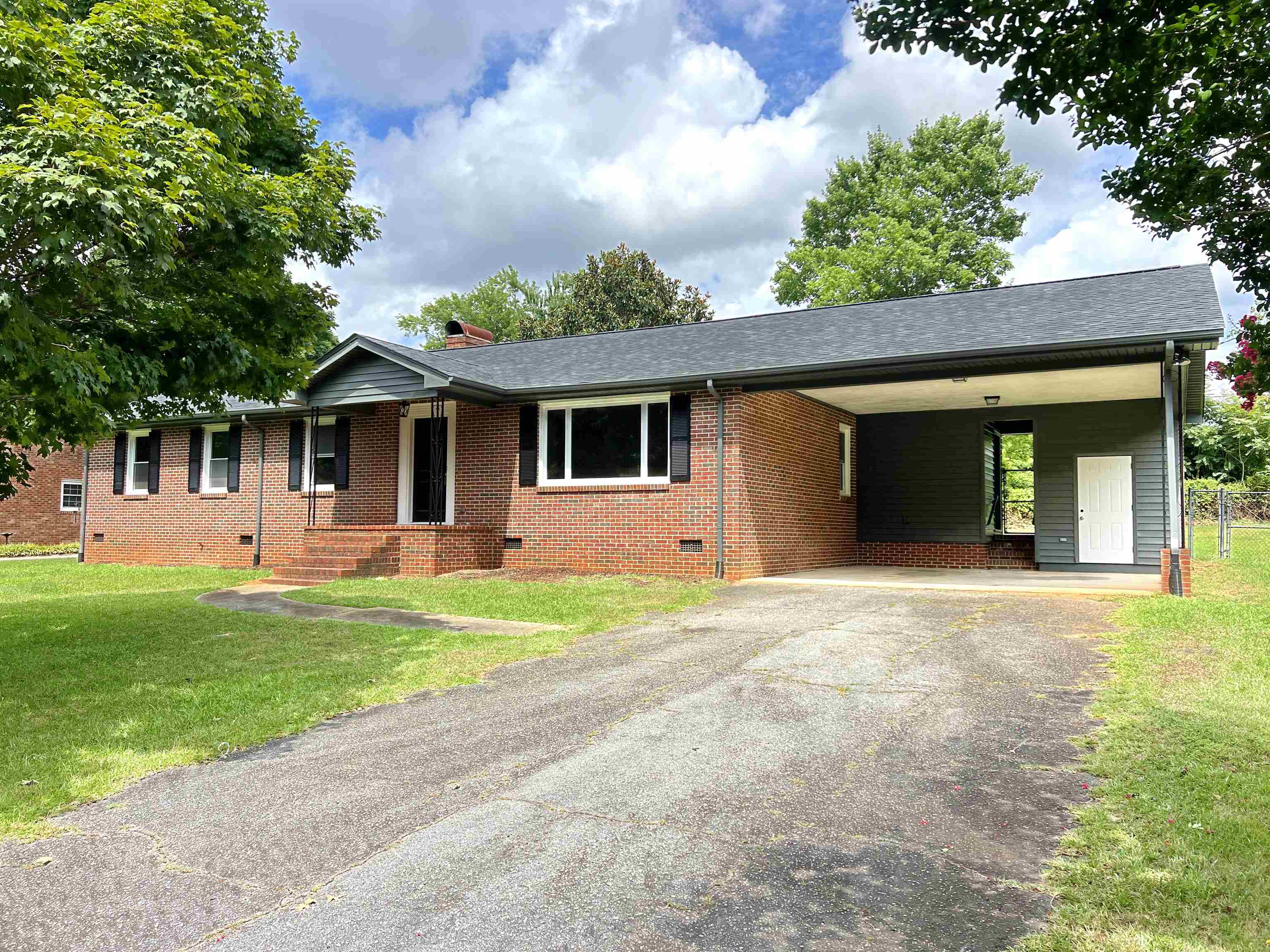 Holly Dr, Spartanburg, SC 29301