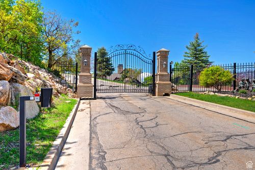 4695 S Thousand Oaks Dr, Salt Lake City, UT, 84124-3909 | Card Image