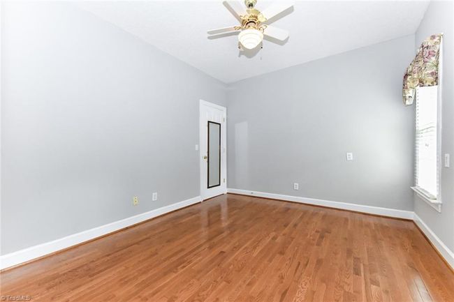Main floor bedroom #2 and bedroom #3 share a hall bath in between | Image 22