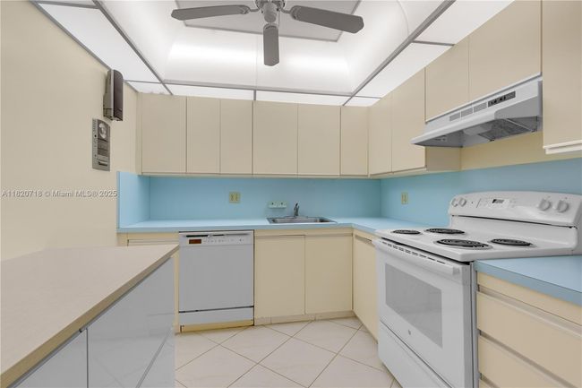 APT-1717 - 2500 Parkview Dr, Condo with 2 bedrooms, 2 bathrooms and null parking in Hallandale Beach FL | Image 10
