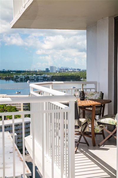 1905 - 18041 Biscayne Blvd, Condo with 3 bedrooms, 2 bathrooms and null parking in Aventura FL | Image 3