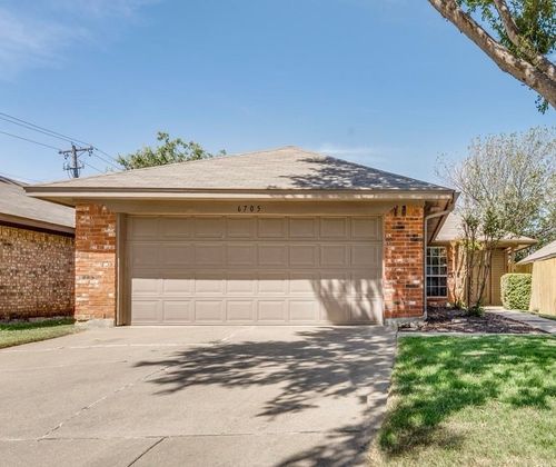 6705 Driffield Cir W, North Richland Hills, TX, 76182-4461 | Card Image