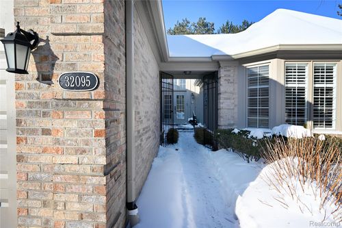 50-32095 Spruce Ln, Beverly Hills, MI, 48025-3560 | Card Image