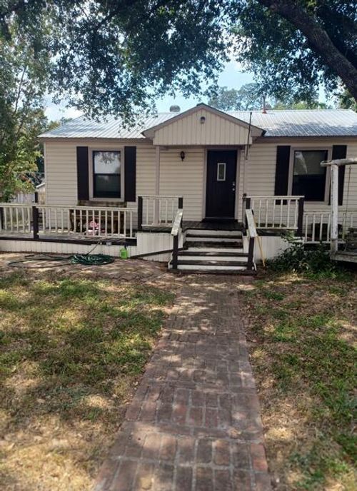 605 Bishop St, Smithville, TX, 78957-1612 | Card Image
