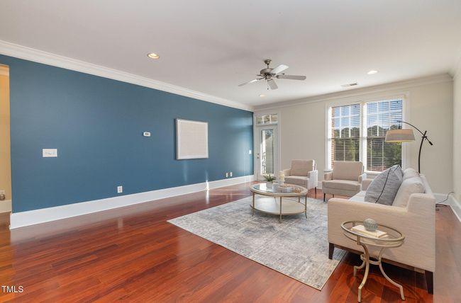 LR banked by 2 bd suites | Image 25