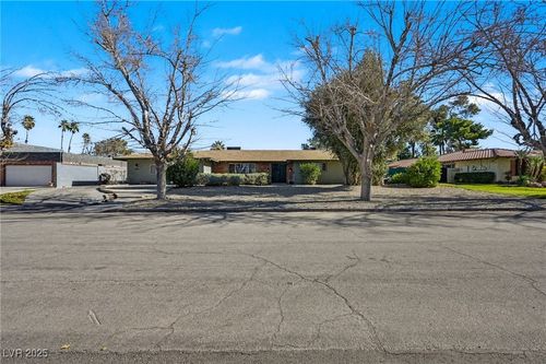 4202 W Pinecrest Cir, Las Vegas, NV, 89121-4924 | Card Image