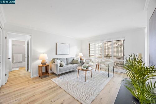 d335-4 Commodore Dr, Emeryville, CA, 94608-1647 | Card Image