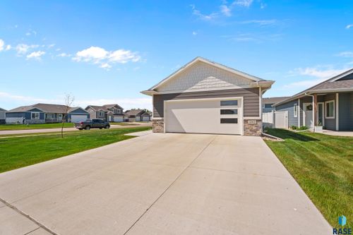 7012 W Belgrave Trl, Sioux Falls, SD, 57106-8875 | Card Image