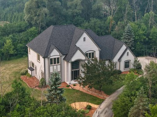 1055 W Heather Ln, River Hills, WI, 53217-2100 | Card Image