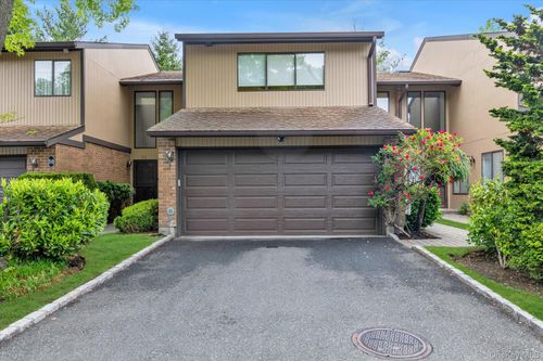 51 Wimbledon Dr, Roslyn, NY, 11576-3082 | Card Image