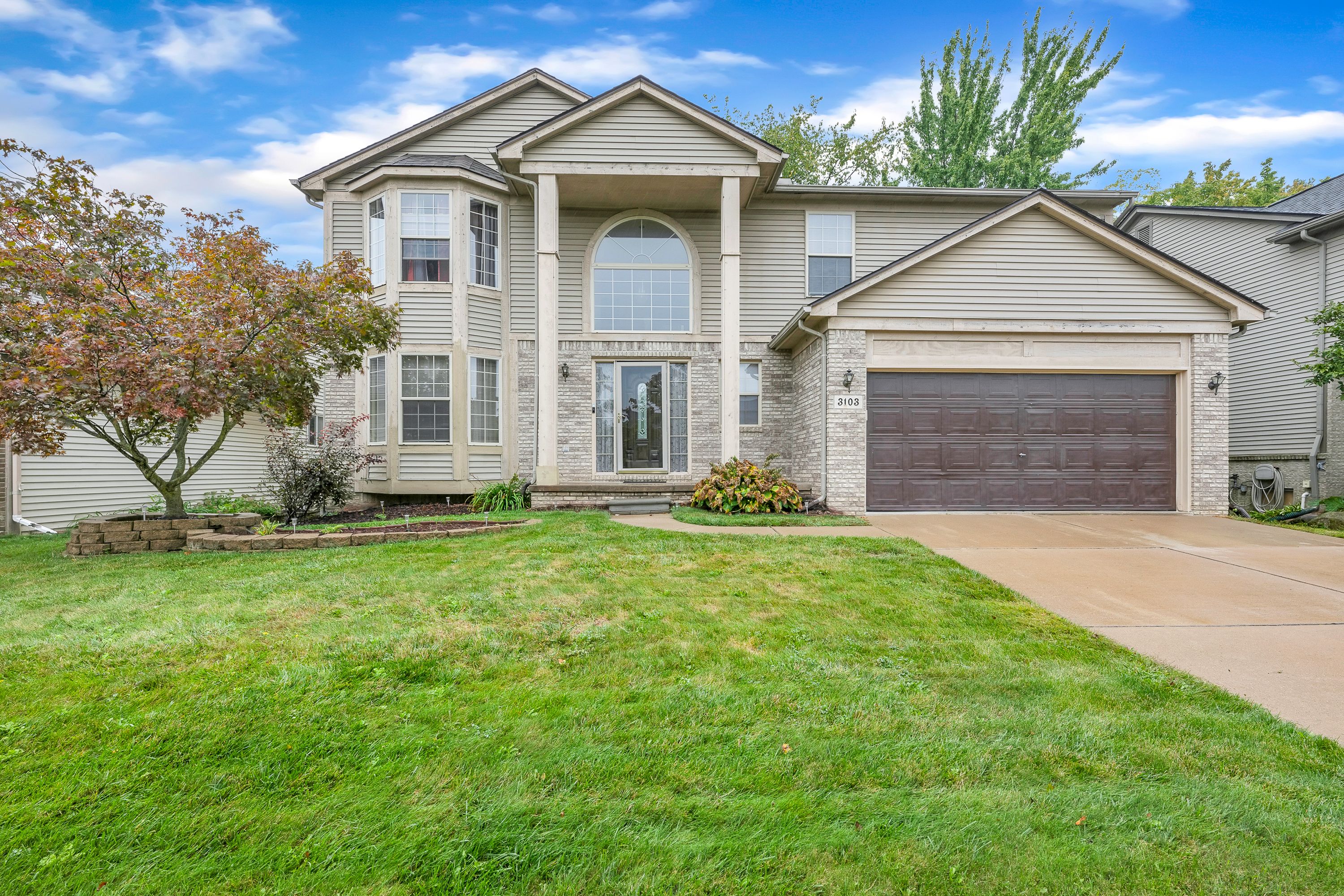 River Meadow Cir, Canton, MI 48188
