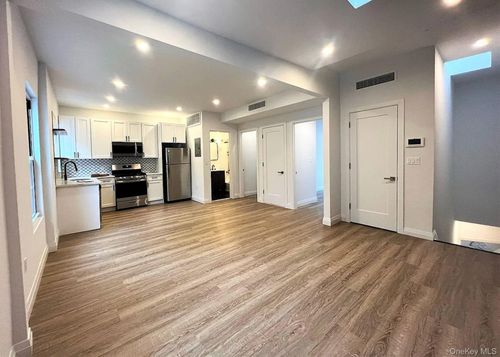 4112 20th Avenue, New York, NY, 11105 | Card Image