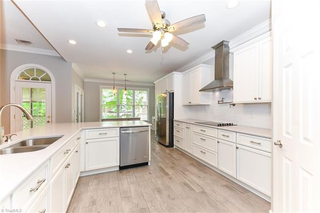 Soft close doors and drawers with custom organizing drawers and cabinets shelving | Image 6