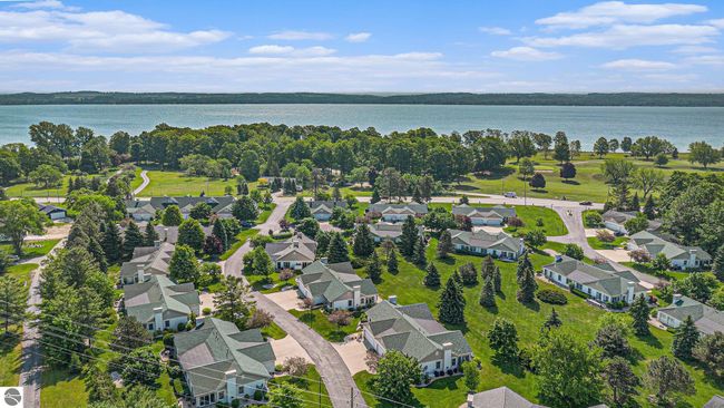 301 Golfview Ln, House other with 2 bedrooms, 2 bathrooms and null parking in Elk Rapids MI | Image 9