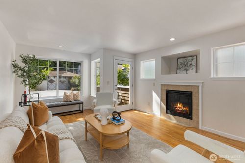 d-13810 Greenwood Ave N, Seattle, WA, 98133-6873 | Card Image