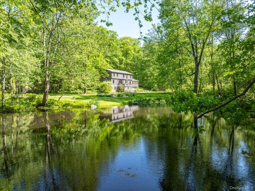 143 E Middle Patent Rd, Bedford, NY, 10506-2105 | Card Image