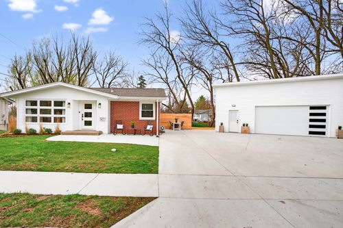 327 30th Ave N, Clinton, IA, 52732-1516 | Card Image