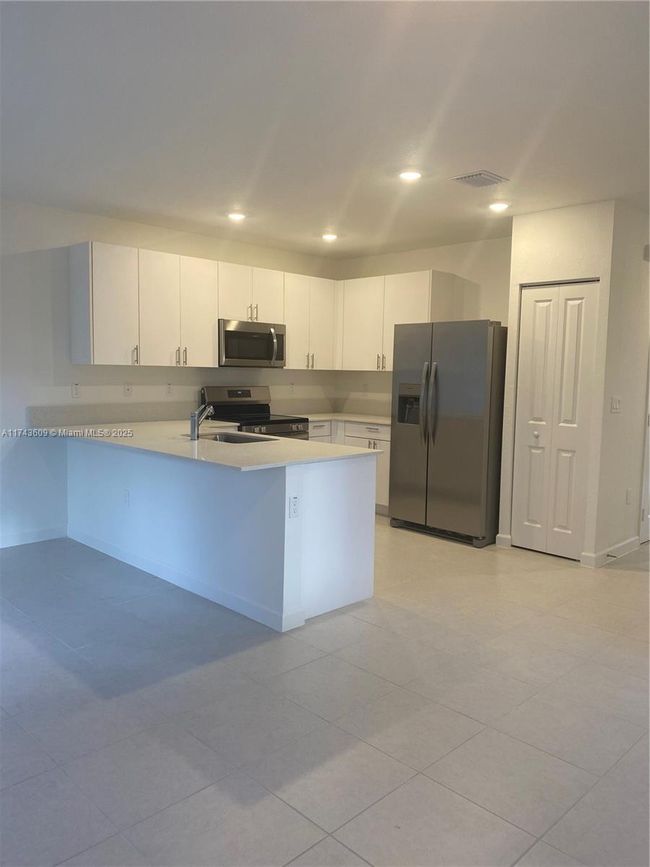5195 Sw 37 Th St, Townhouse with 3 bedrooms, 3 bathrooms and null parking in West Park FL | Image 4