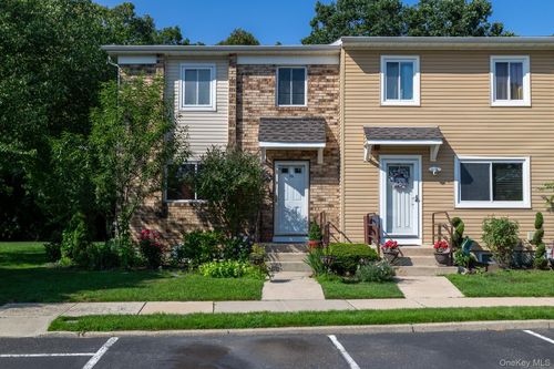 73 Town House Dr, Massapequa Park, NY, 11762-1164 | Card Image