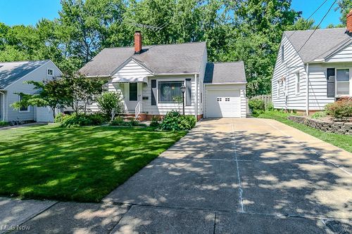 5223 Edenhurst Rd, Lyndhurst, OH, 44124-1218 | Card Image