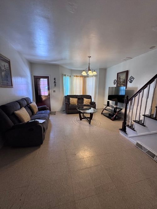 77 Newton St, Holyoke, MA, 01040-5227 | Card Image