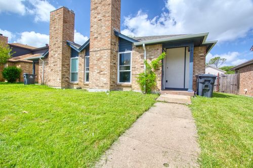 2400 Summer Place Dr, Arlington, TX, 76014-1910 | Card Image