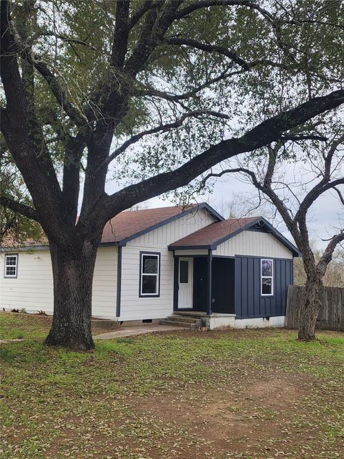 928 E Cameron Ave, Rockdale, TX, 76567-3009 | Card Image