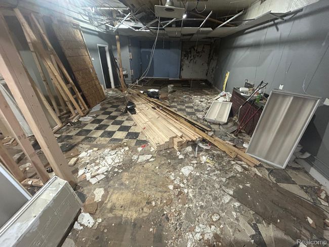 910 Entrance (Right Side Door) | Image 25