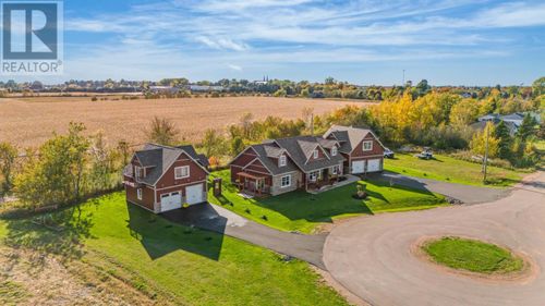 29 Laughlin St, House with 3 bedrooms, 4 bathrooms and null parking in Miscouche PE | Card Image