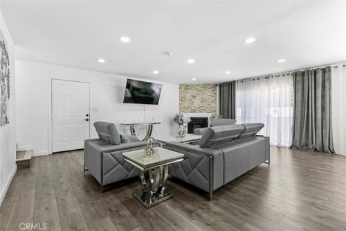 7-8801 Cedros Ave, Panorama City, CA, 91402-5801 | Card Image
