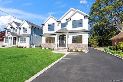 51 Netz Pl, Albertson, NY, 11507-1411 | Card Image