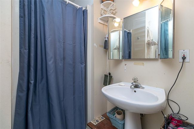 Lower 1 bed-bathroom | Image 40